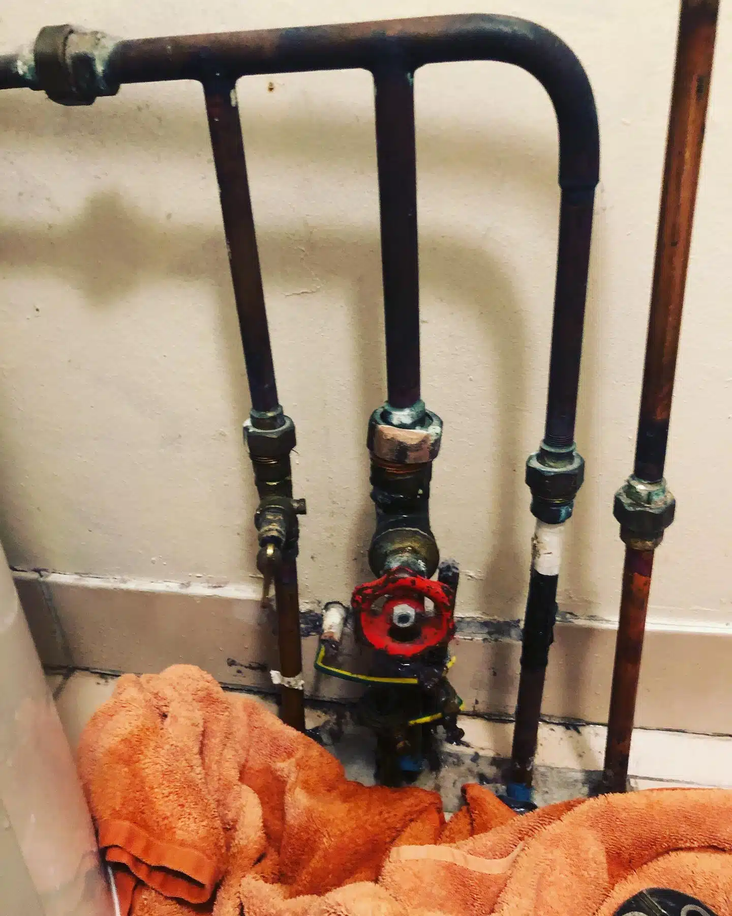 Rørlegger som skal bytte vannstoppekran