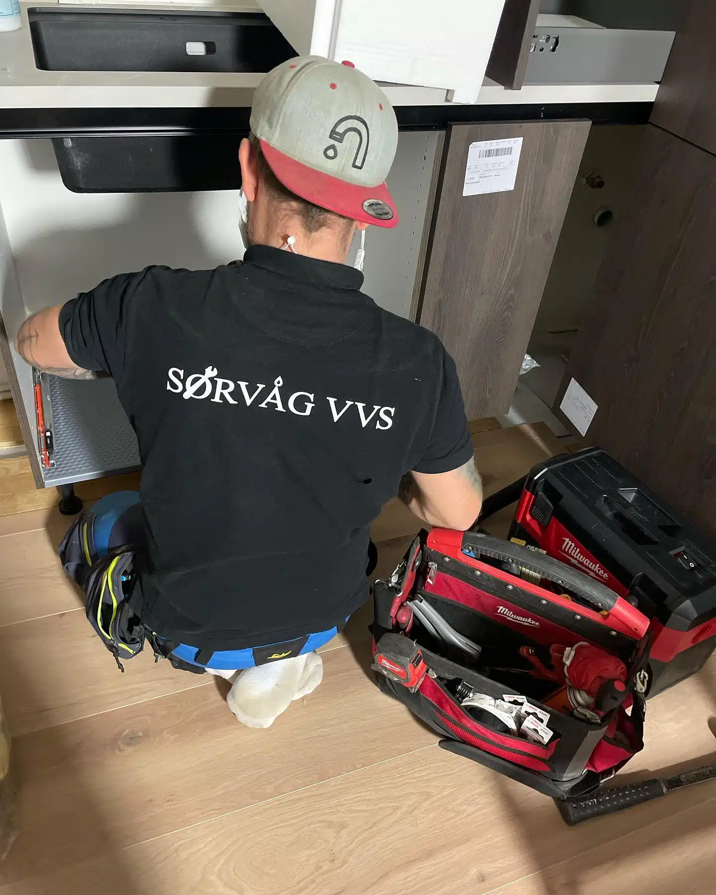 Rørlegger monterer ny servant